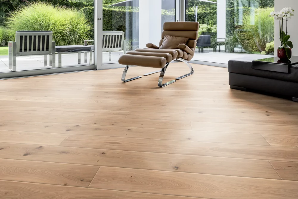 VARNISHED INVISIBLE RUSTIC OAK