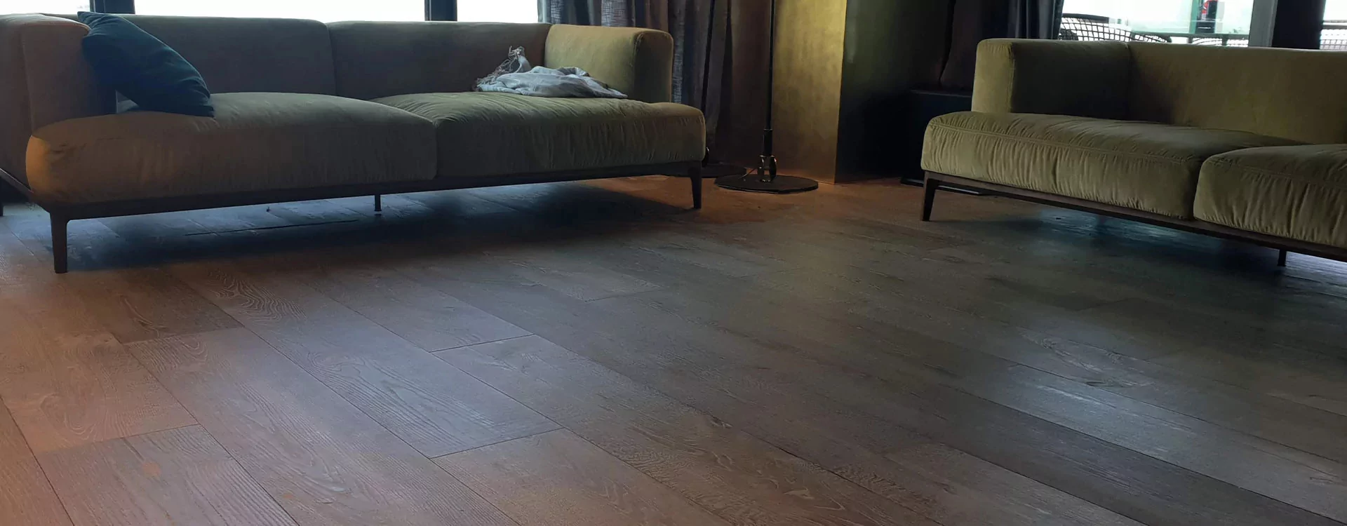 L’élégance d’un parquet sombre pour un intérieur d’exception à l’ambiance feutrée