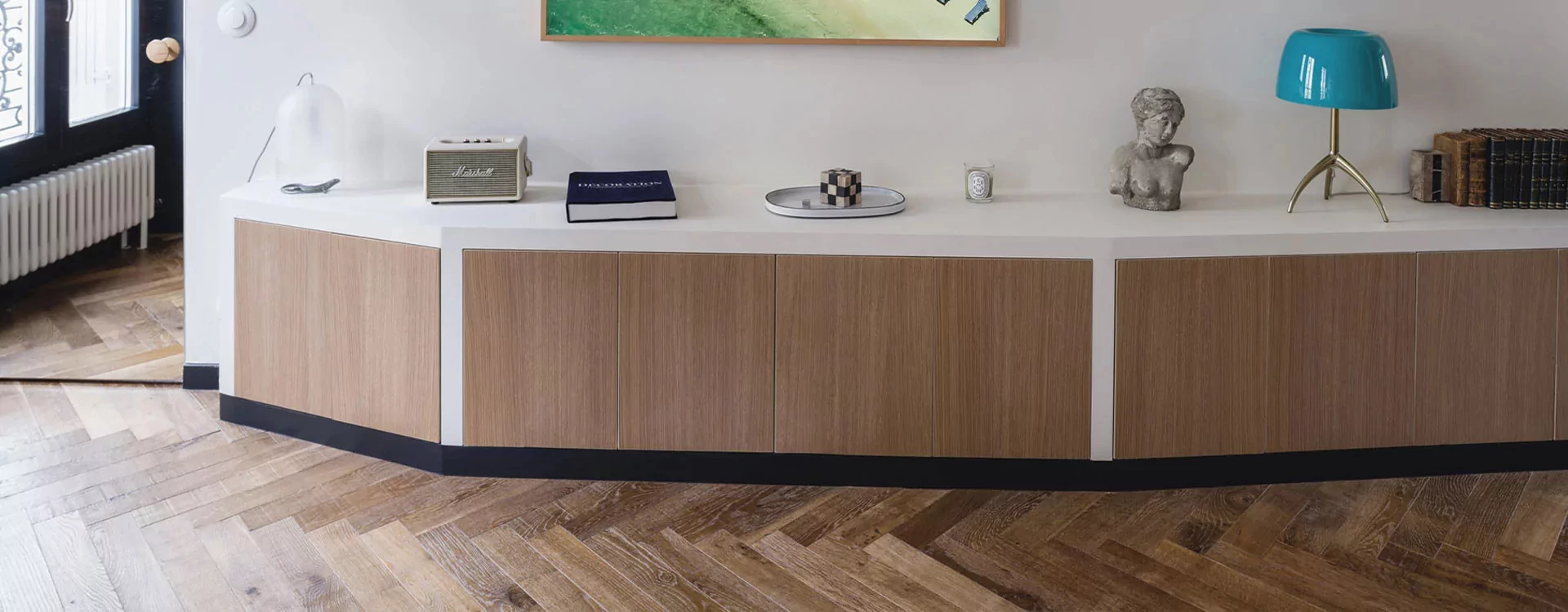 Smoked oiled ecological oak herringbone parquet flooring: a unique, warm cachet to this Parisian apartment