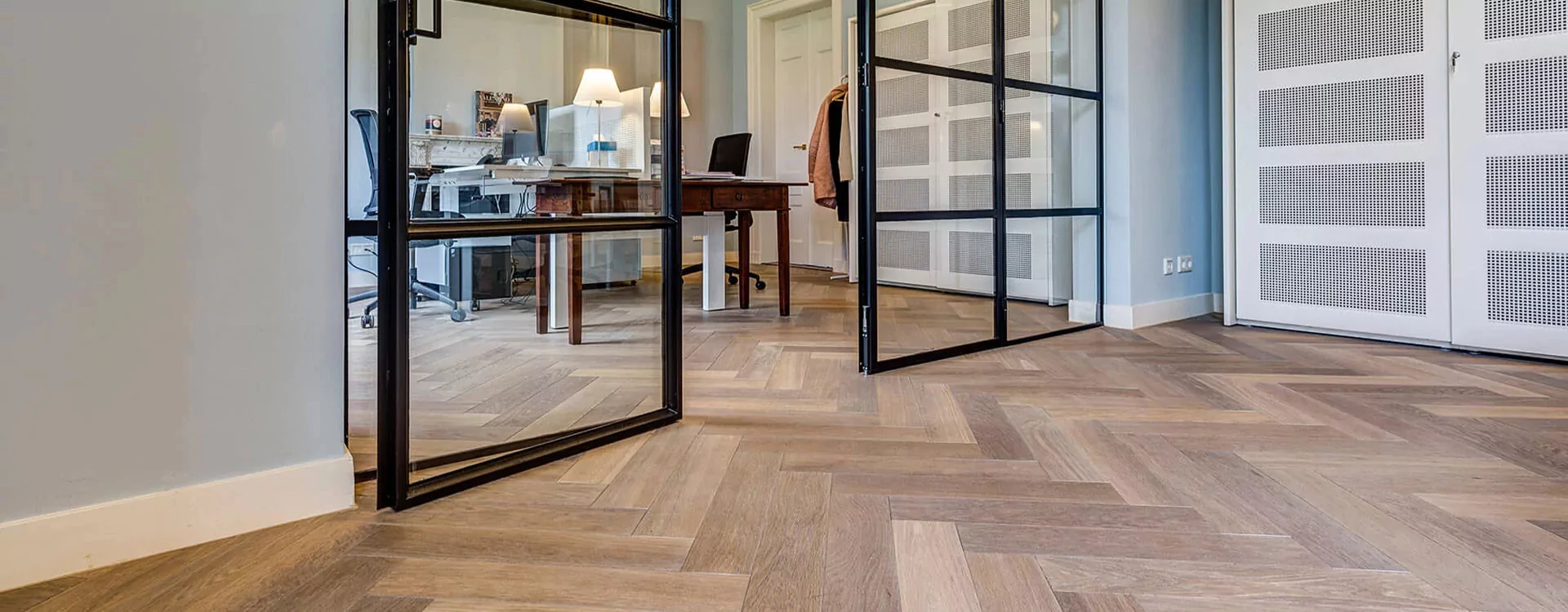 Le Parquet à Bâtons Rompus oversize, l’alliance parfaite entre authenticité et modernité